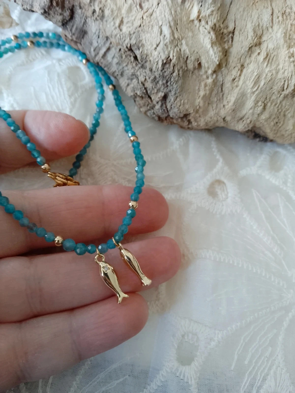 Collier pierres naturelles d'apatite bleu intense et 2 poissons dorés en acier inoxydable – photo 3